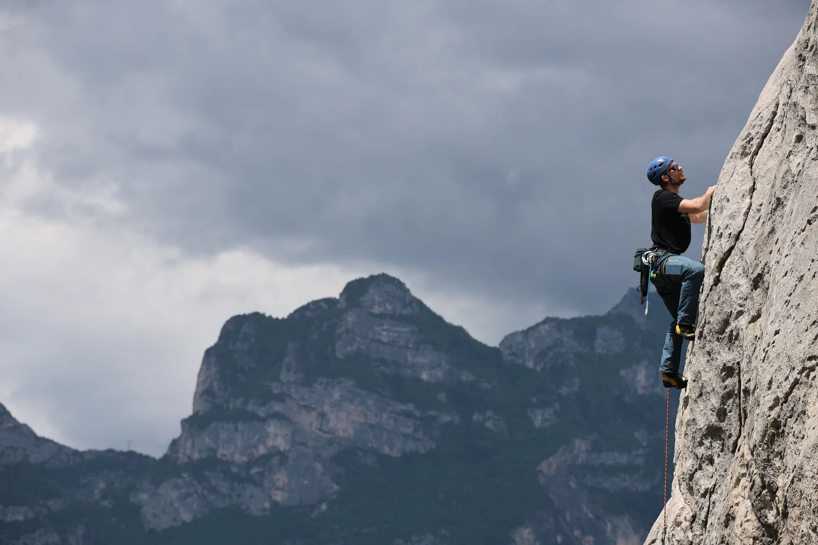 Lezení ve skále — kurz horolezecké školy Sherpa Climb